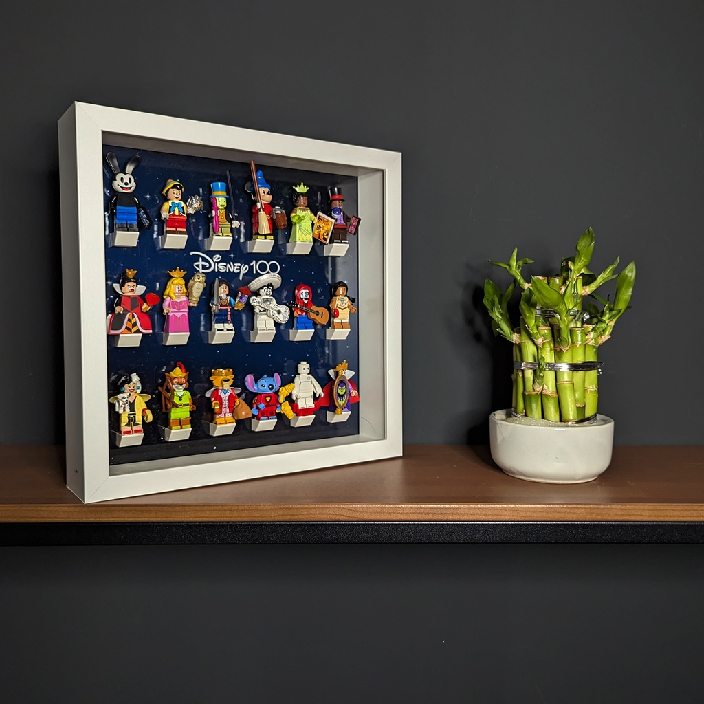 Displayrahmen für LEGO® Minifiguren Serie Disney 100 - Motiv 2 - Ambient