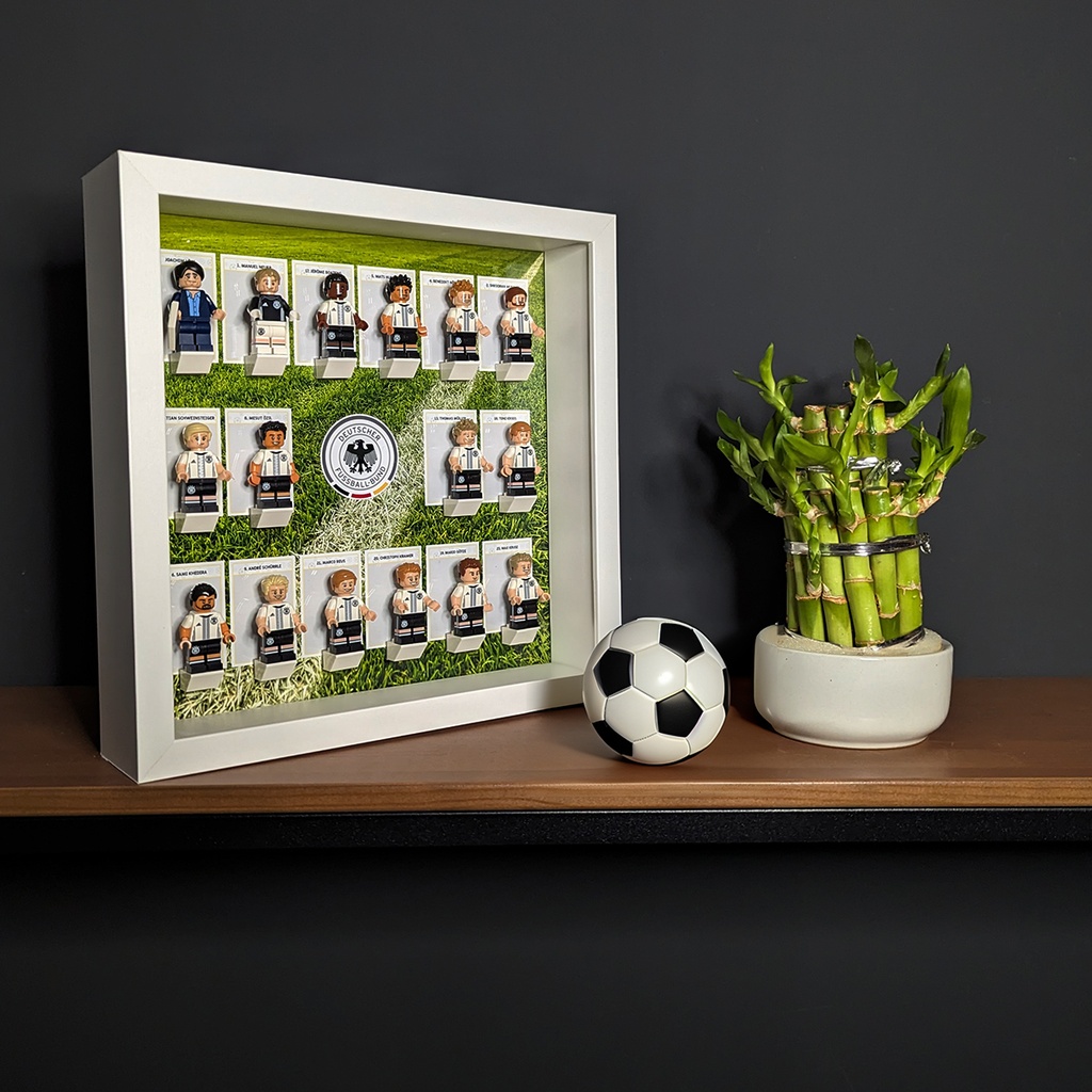Displayrahmen für LEGO® Minifiguren Serie DFB - Die Mannschaft - Motiv Stickeralbum - Ambient