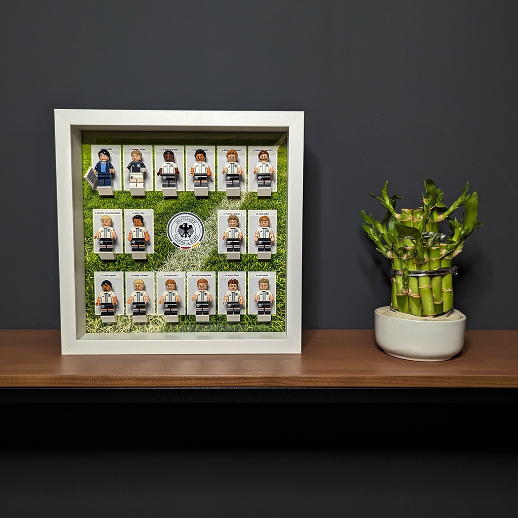 Displayrahmen für LEGO® Minifiguren Serie DFB - Die Mannschaft - Motiv Stickeralbum - Ambient Front